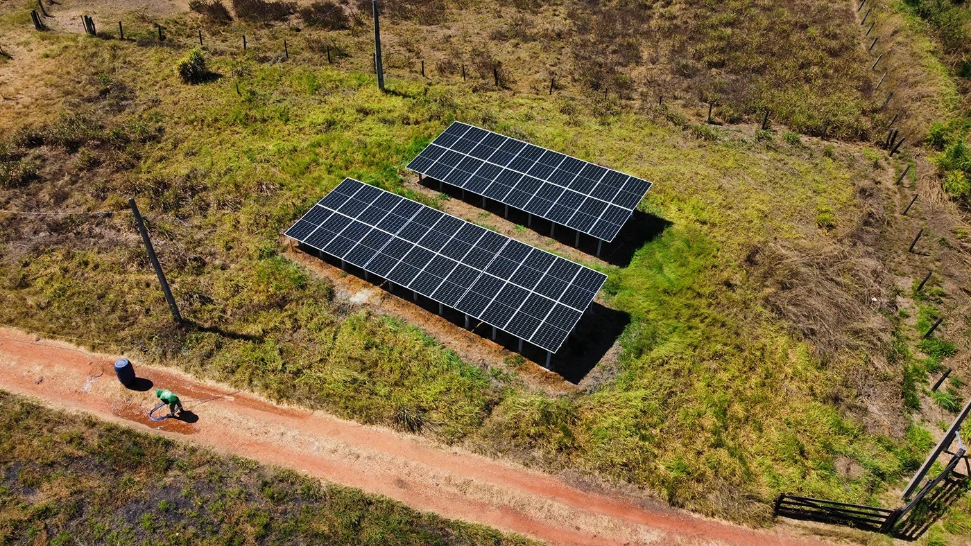 Sistema fotovoltaico em solo instalado em uma fazenda