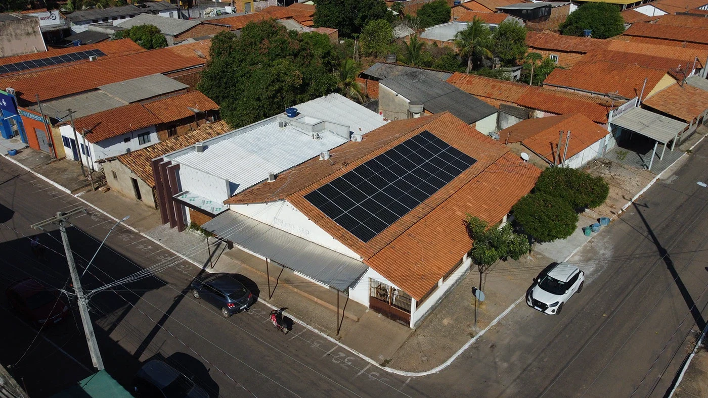 Painéis solares instalados sobre cobertura residencial
